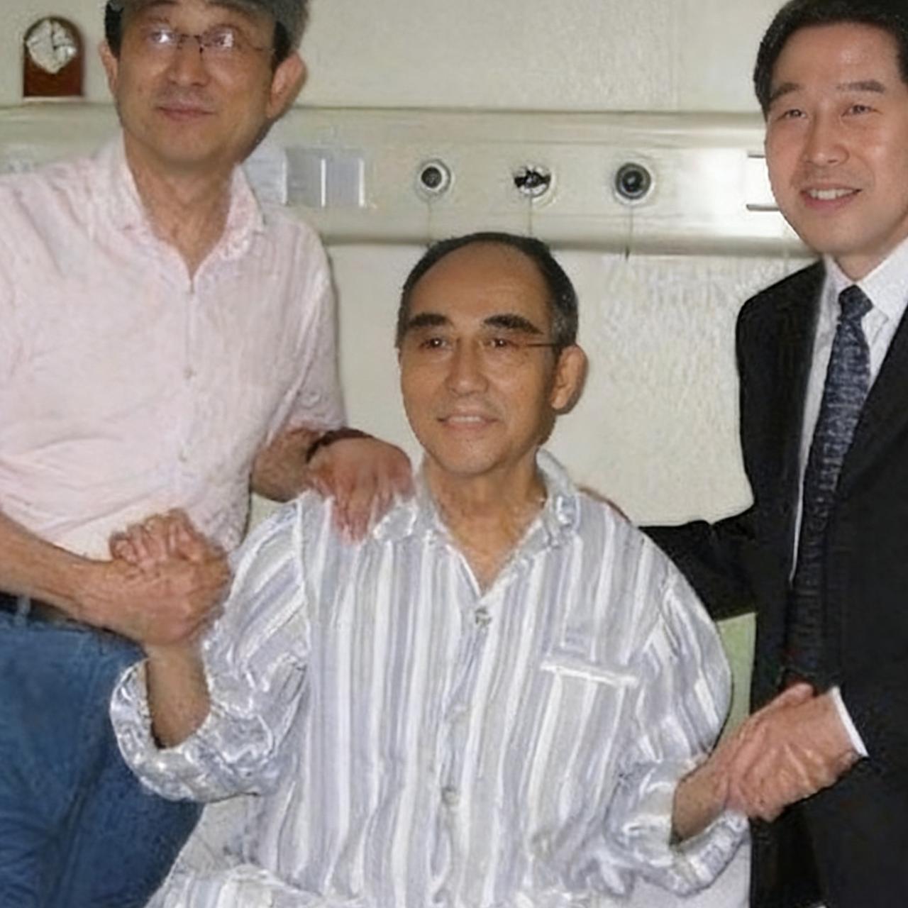 2012年末，庄则栋病重，两位好友相约到医院看望他，一张罕见的合影，当时的他身体