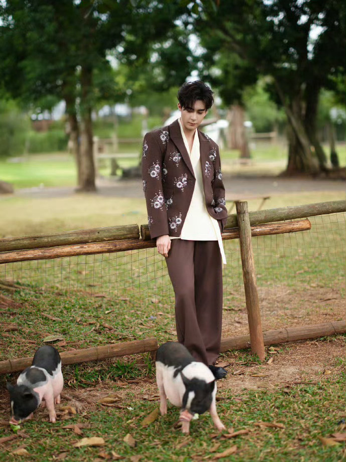 陈星旭不卷了去农场当主理人了陈星旭金鹅奖出图陈星旭的农场主理人造型也太绝了！氛围