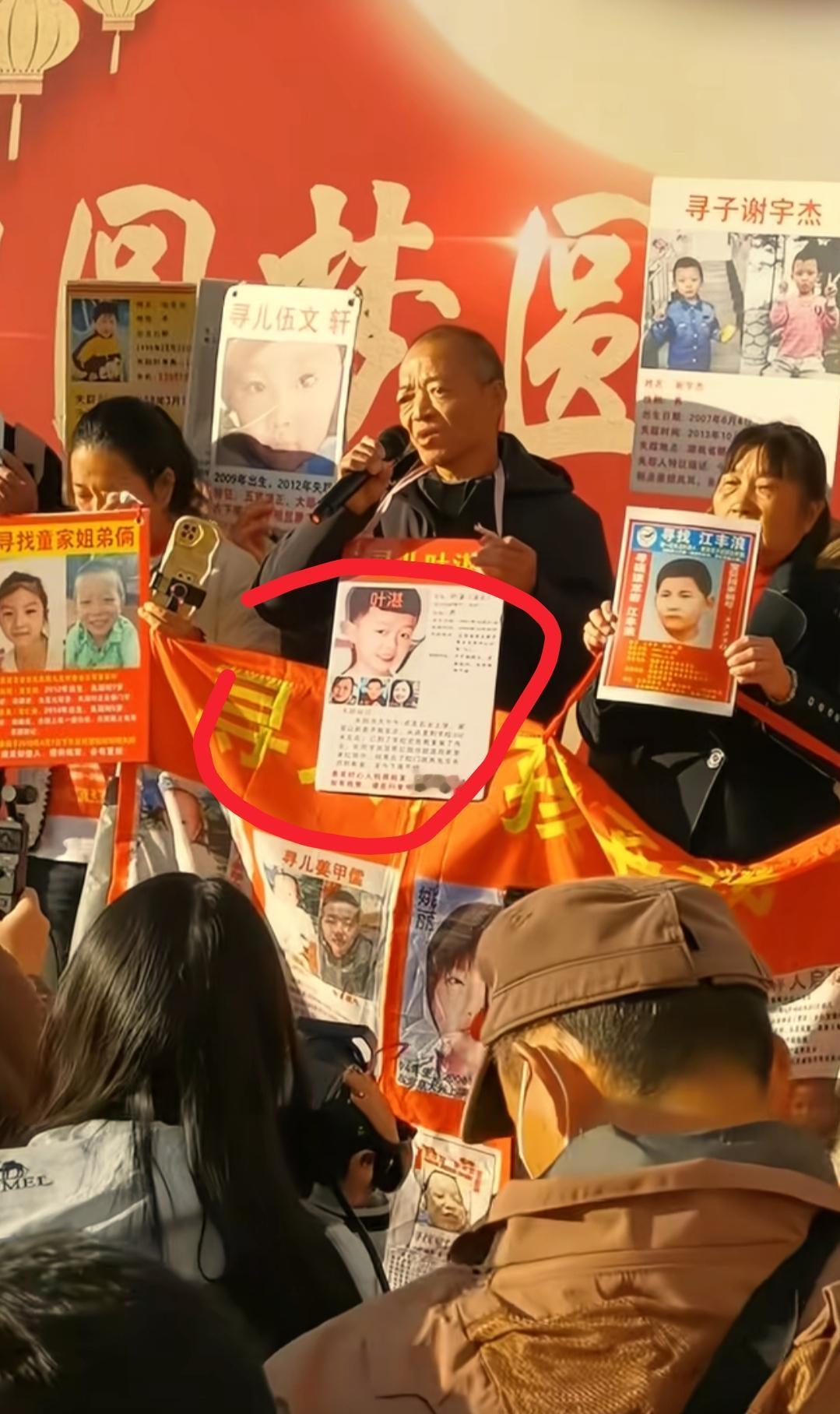 我终于知道​
为什么梁志辉给叶湛爸爸拍特写，却依然一边看着镜头里叶湛爸爸泛红的眼