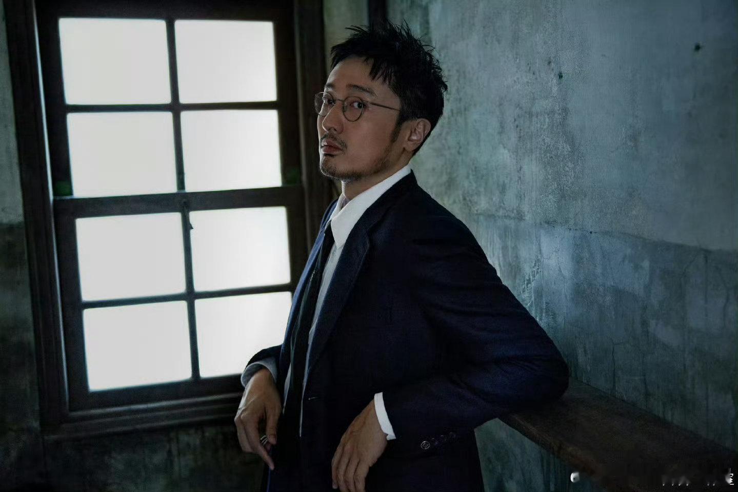 起猛了看到王传君cos小丑了周五晚高疯王传君cos的小丑也太传神了，浑身上下都散