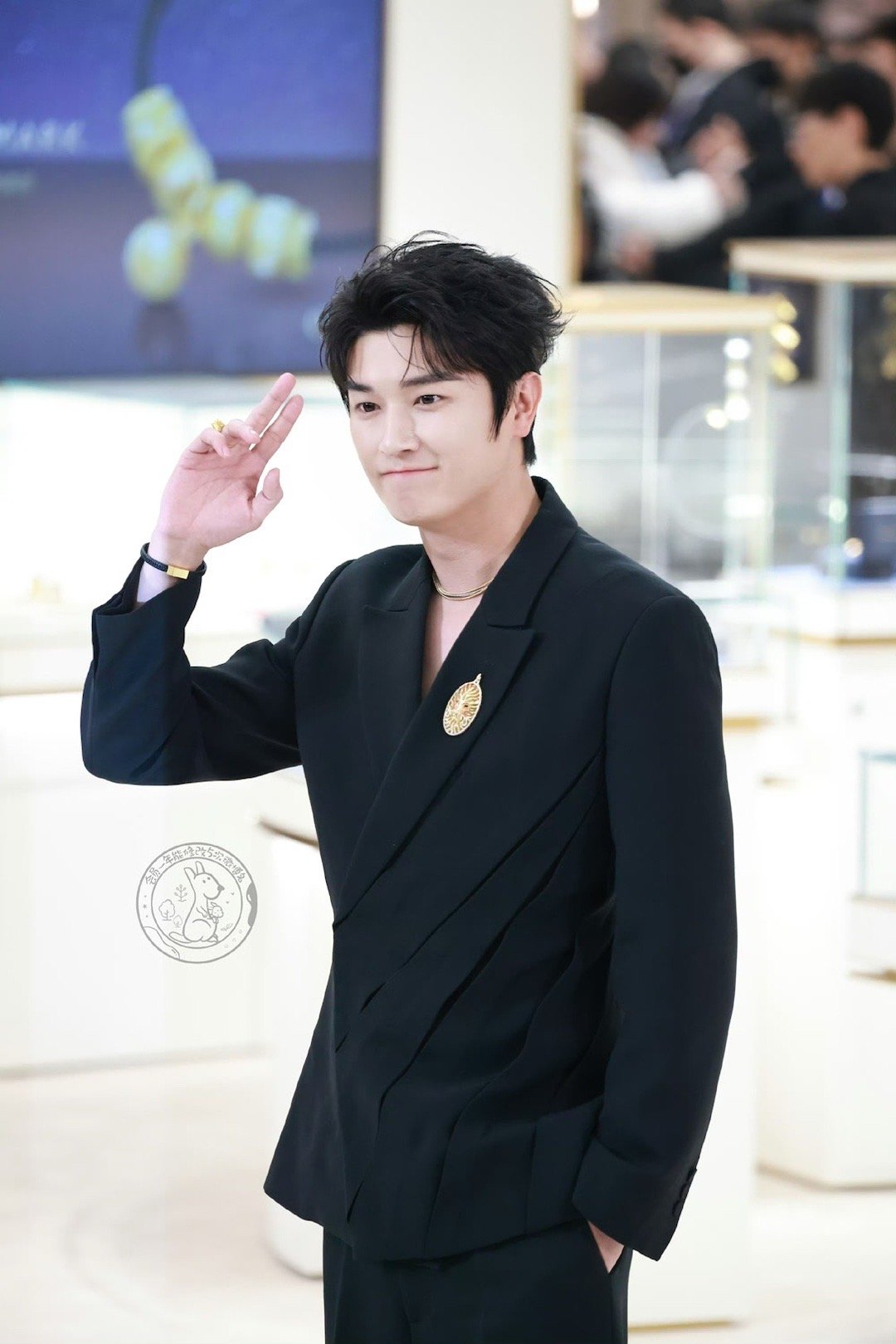 杨旭文我没听错吧 188深V黑西装贵气逼人，被男粉丝一句“兄弟抬头”抬头挥手那一