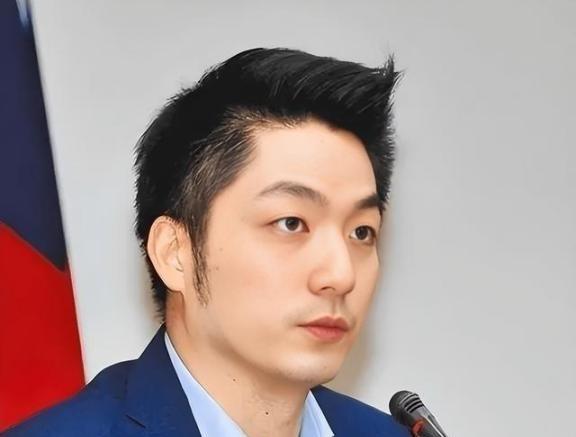 记者曾问蒋万安：你是台湾人还是中国人？蒋万安的回答出乎预料。他说：我是台湾人，是