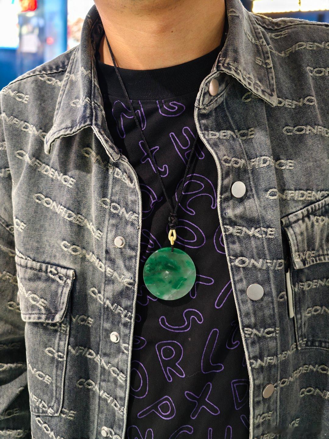 徐老师说这块玉很搭他成熟稳重的气质，你们觉得怎么样？ [允悲][允悲] ​​​