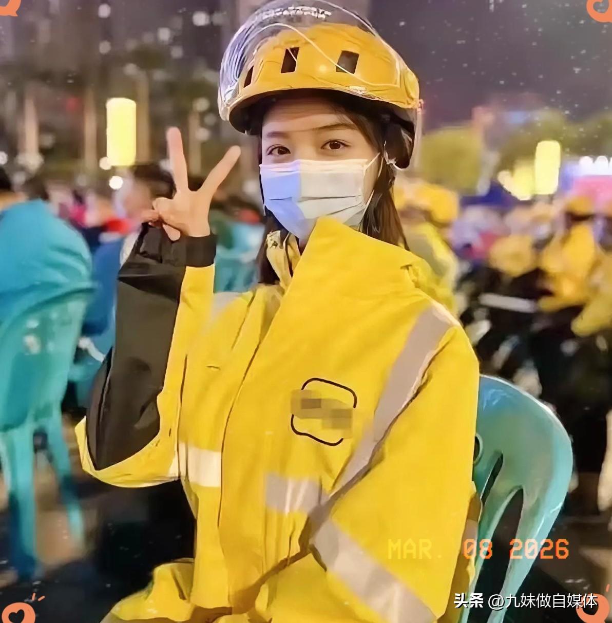 “脸都不要了！”上海，女子是00后女骑手，她给一20多岁男顾客送餐，对方看她长的