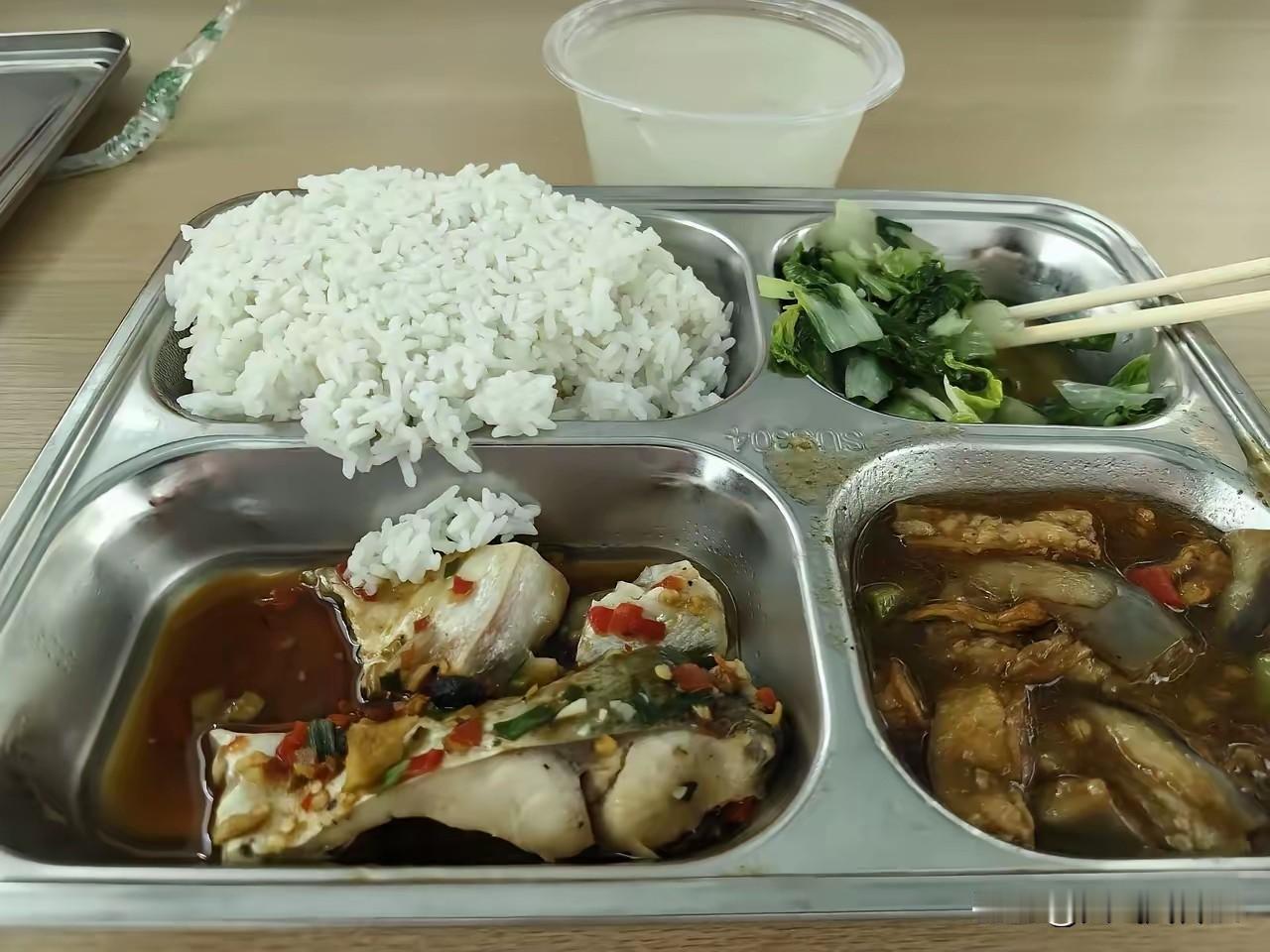 昨天去街道办事处办事，临近中午时分，路过街道办食堂，听说对外接待，微信扫码支付就