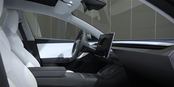 特斯拉Model 3焕新版有哪些新变化？简单盘了一下，这几点很明显：

1、取消