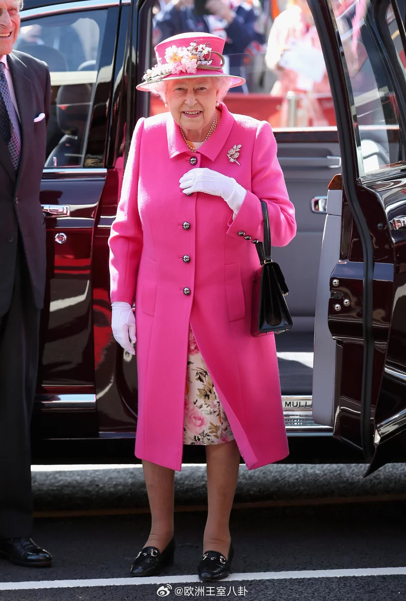 时尚 穿粉裙的贵圈老太太一组，其实就都很合适嘛~ 