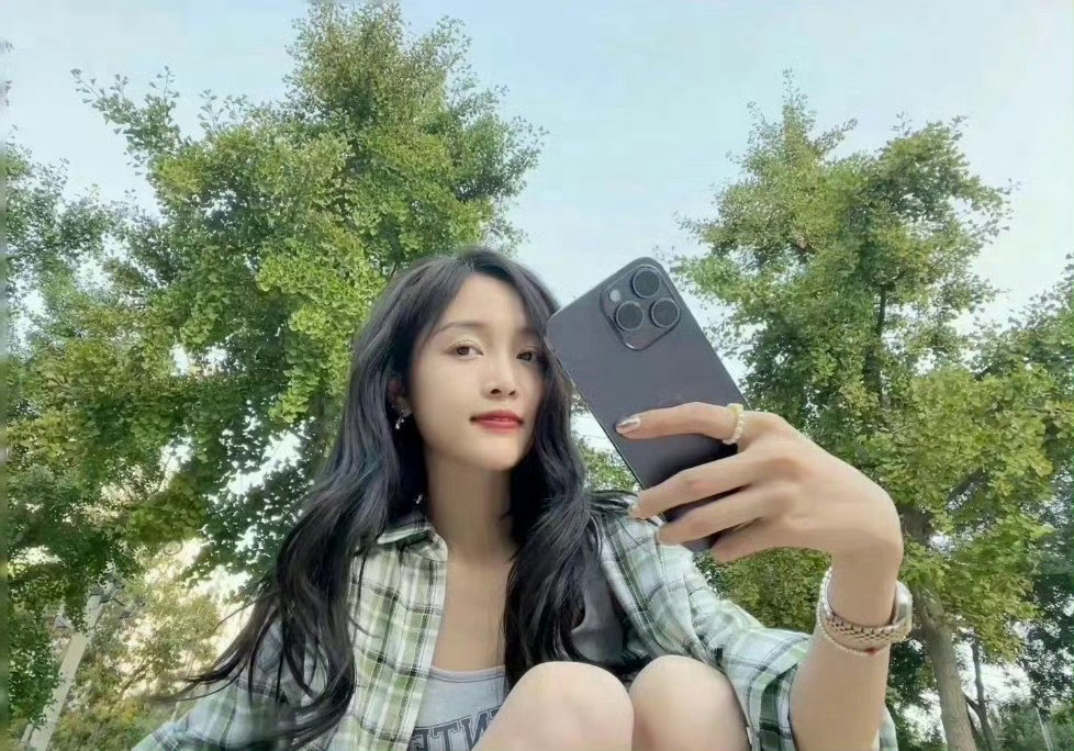 吴宣仪这组照片好像宣传手机的