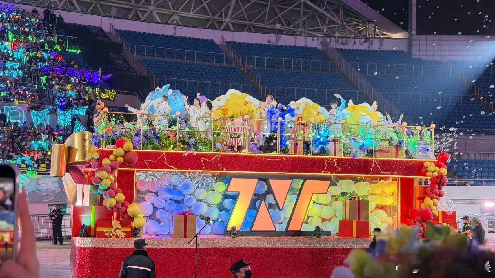 好消息，真有花车，上面还有人坏消息，不是哥七个好吧好吧好歹这几个爆米花还挺可爱的