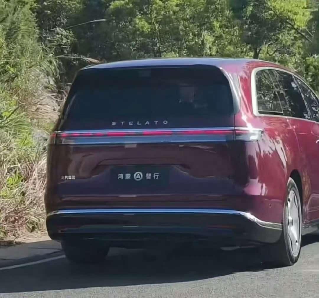 享界v8 这个屁股还可以，红色也不错