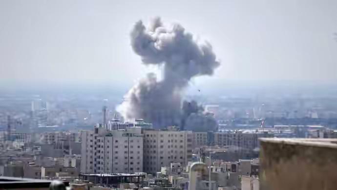 伊朗会犯众怒！伊朗反击美国可以撒欢，反击以色列可以撒欢。但是，对于并未参战的周边