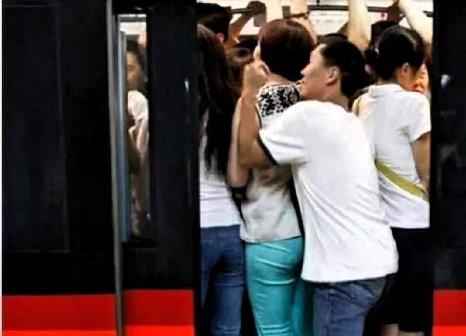 同样是屁股，昨天，一个中年男子，在拥挤的人群中，无意中碰了一个女人的屁股，被那女