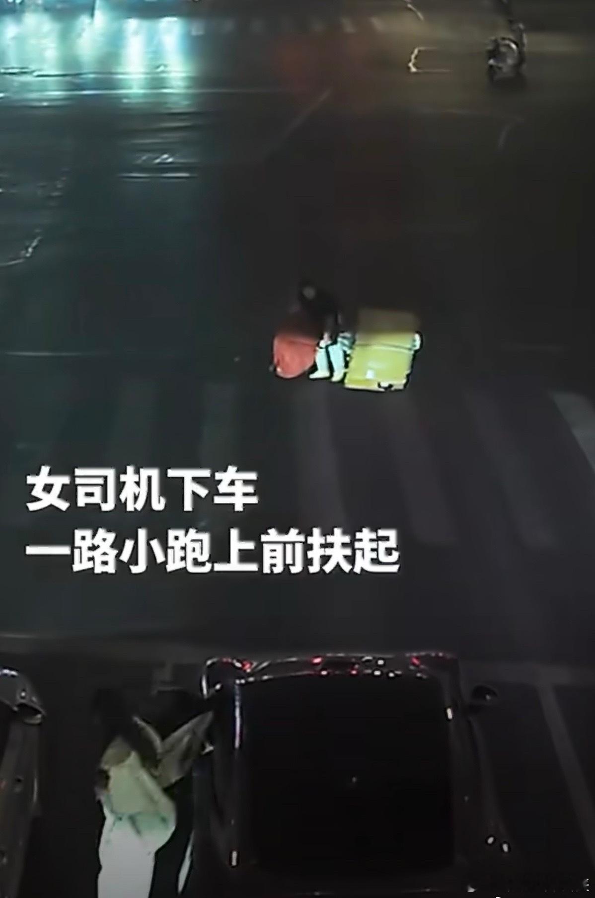 雷军点赞小米车主助人善举我特别认同一句话：对事不对人。这件事让大家很动容，我相信