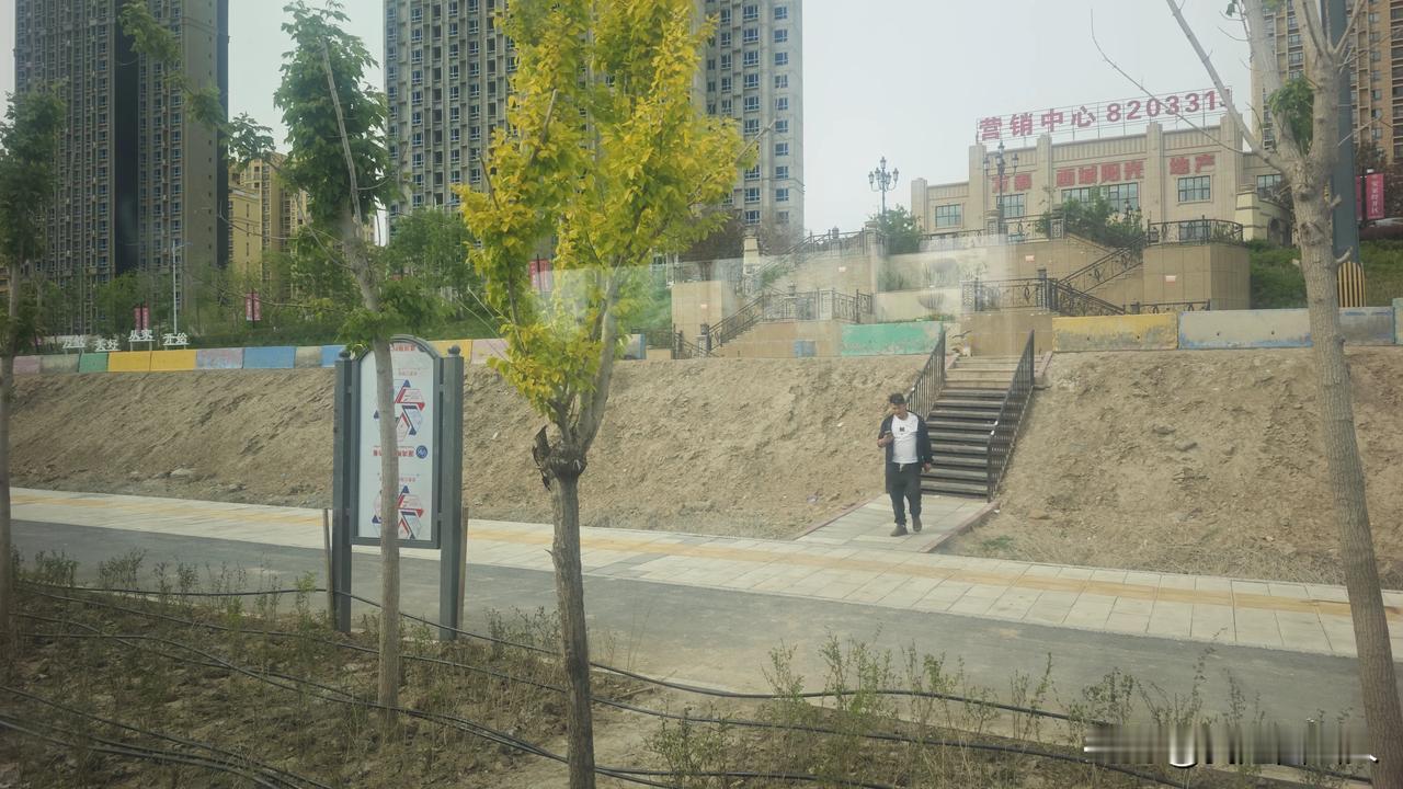 西城阳光小区门口被私自建了一个公交车站？