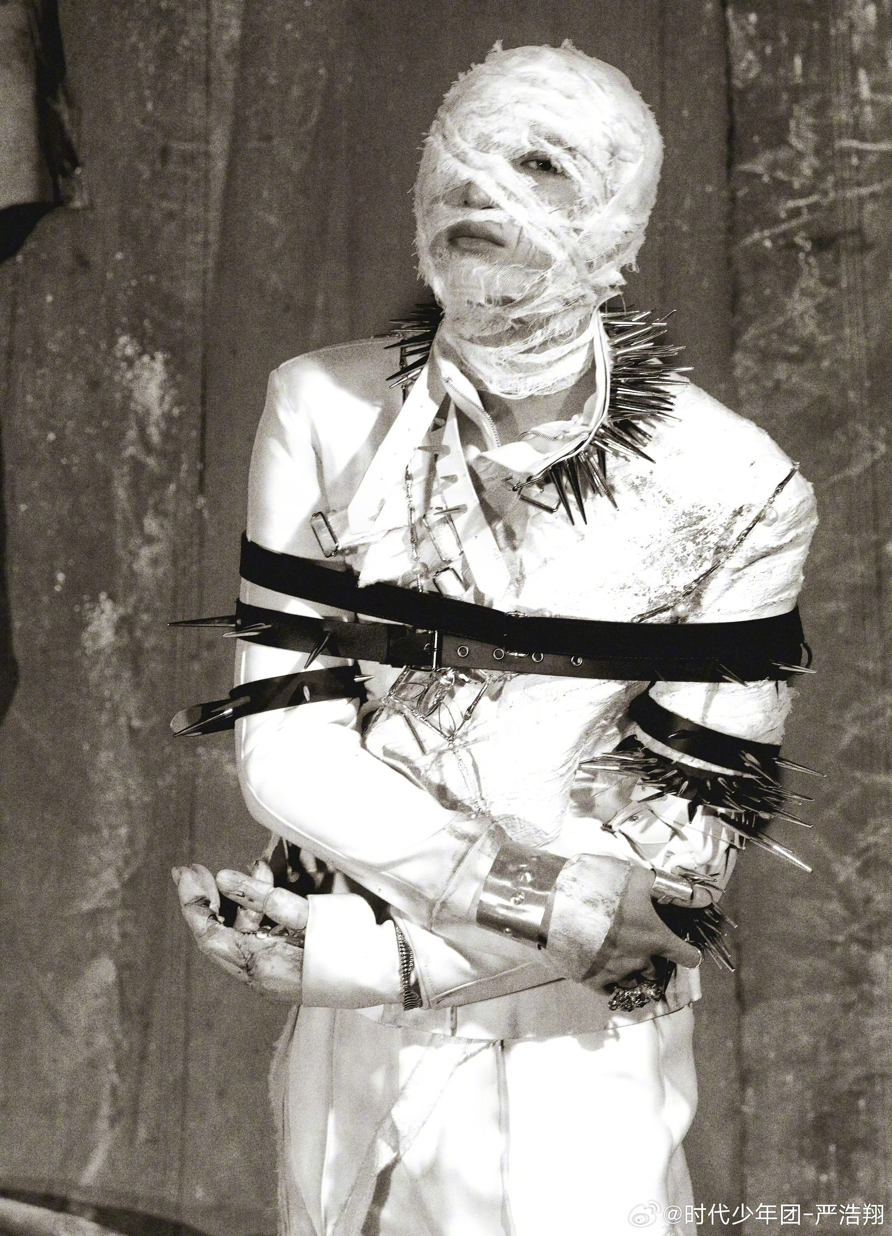 严浩翔绷带下的眼神严浩翔Artist级别 严浩翔新歌全新概念照公开！绷带束缚造型