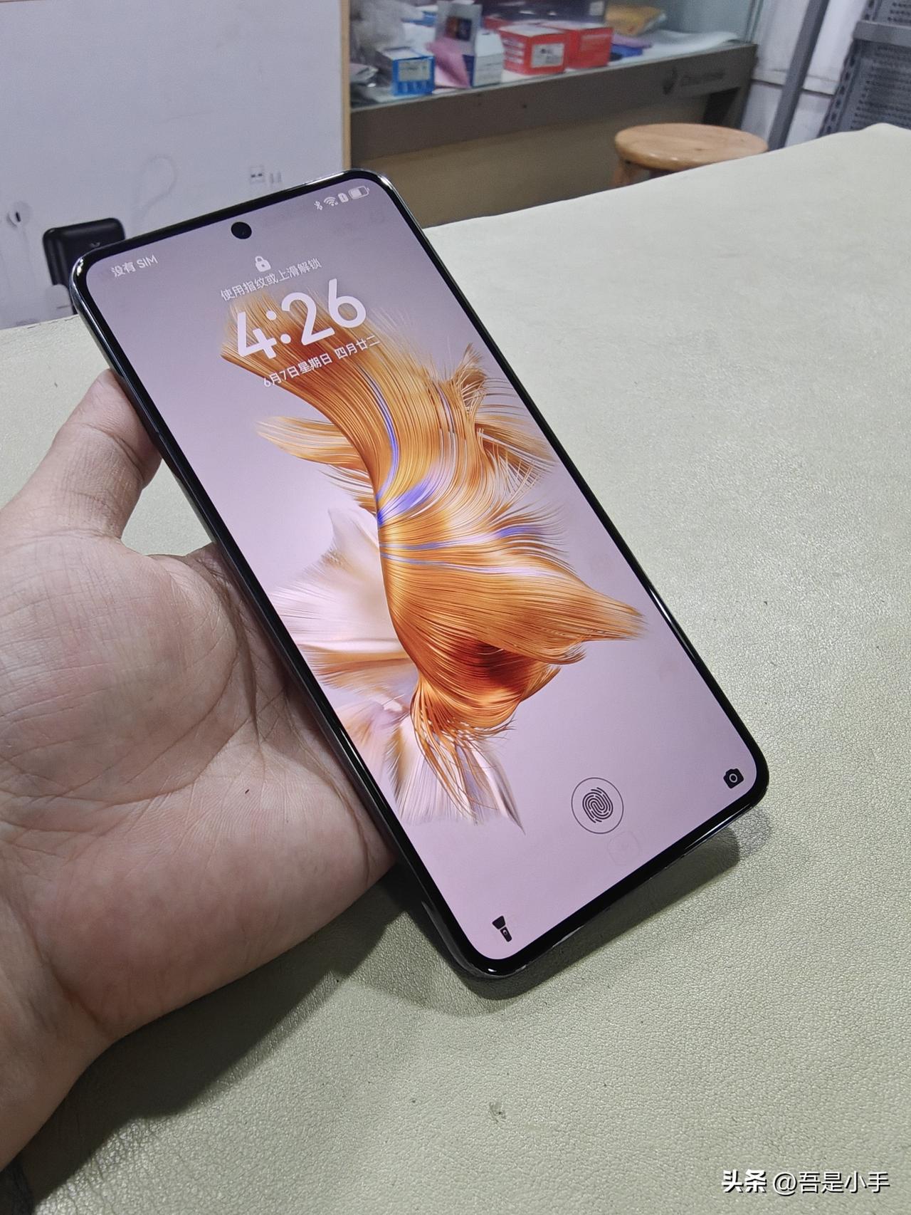 小伙子拿了一台华为nova15pro让我帮忙代卖一下。这台手机是5月28号才买的