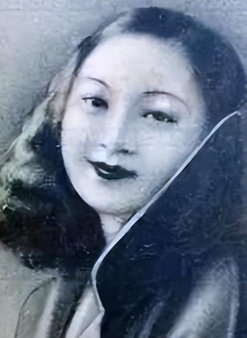 1952年，青岛第一名妓于小脚被执行枪决，人们将刑场围得里三层、外三层，都想一睹