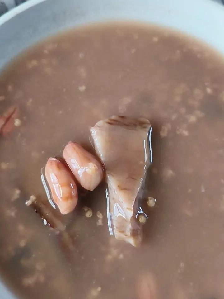 今日午餐，图一还是“十味粥”，小米、红豆、花生米、黑豆、绿豆、高粱、百合、莲子等