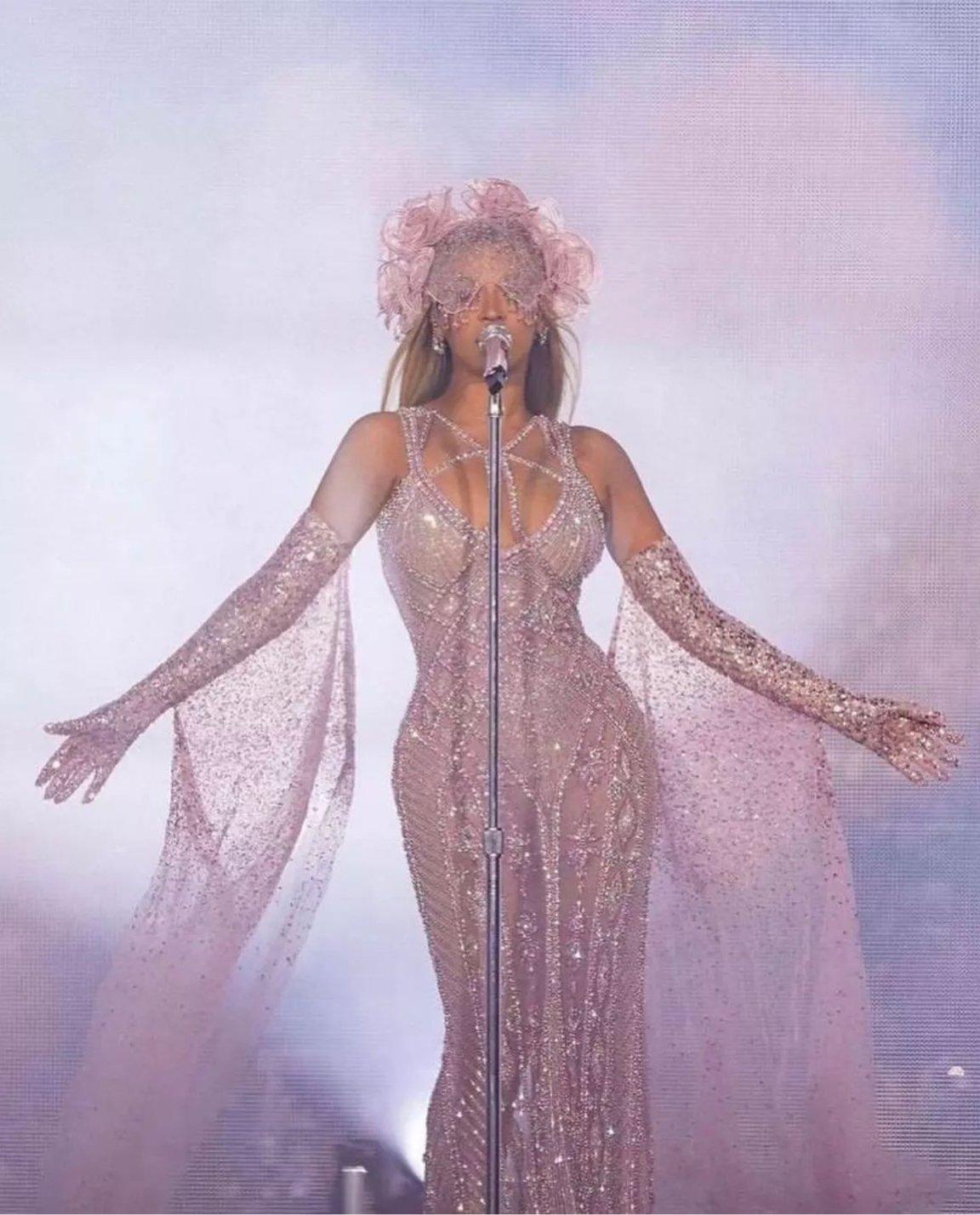 碧昂斯穿黎巴嫩跨国奢侈时装品牌 GEORGES HOBEIKA 的裙子。由黎巴嫩