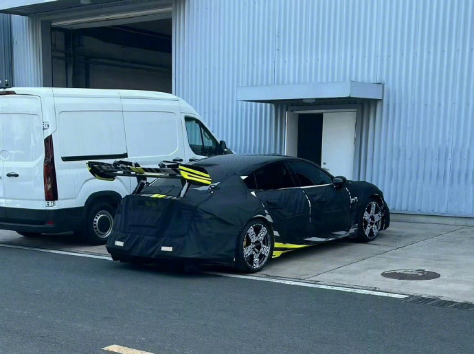 流传的实拍素材展示了一台高度伪装的轿跑测试车，尾部扰流结构十分显眼，不少人将它和