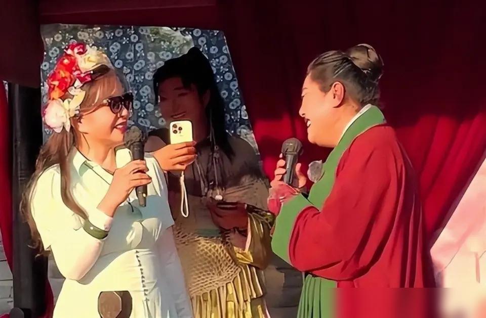 扒了一下75岁刘晓庆的行程单，我有点心惊。一场45万，拿的真是卖命钱。
你以为