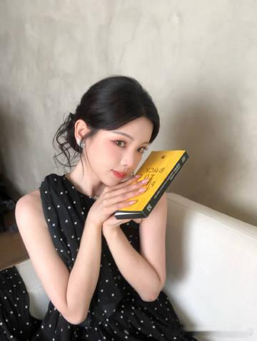 杨超越更新头像库存来了杨超越波点裙美萌成啥了 头像大户杨超越上新！黑波点裙又甜又
