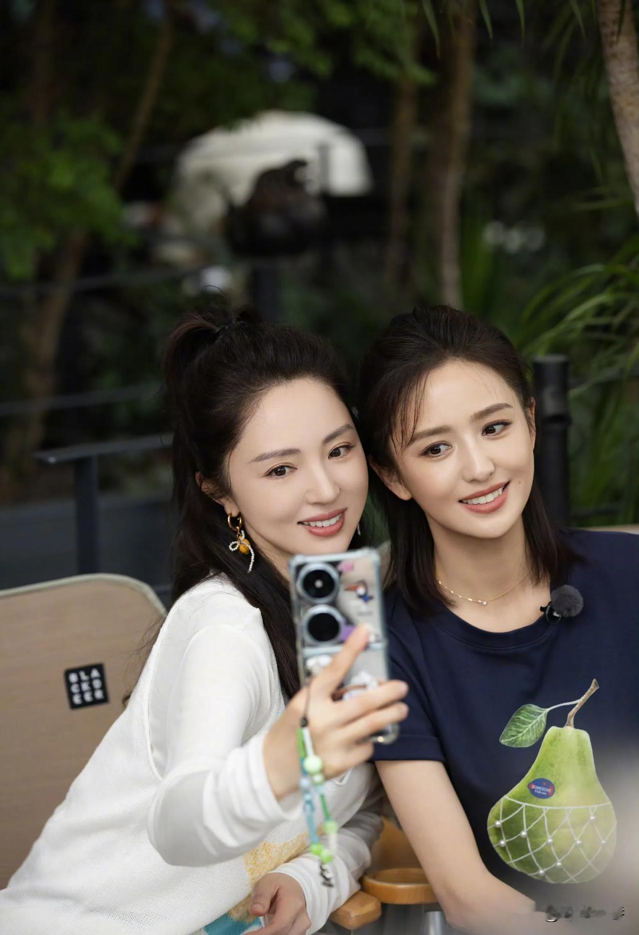 她们俩都是娱乐圈温婉柔美女星的代表。照片中的她们，依偎在一起，笑容甜蜜温馨。关系