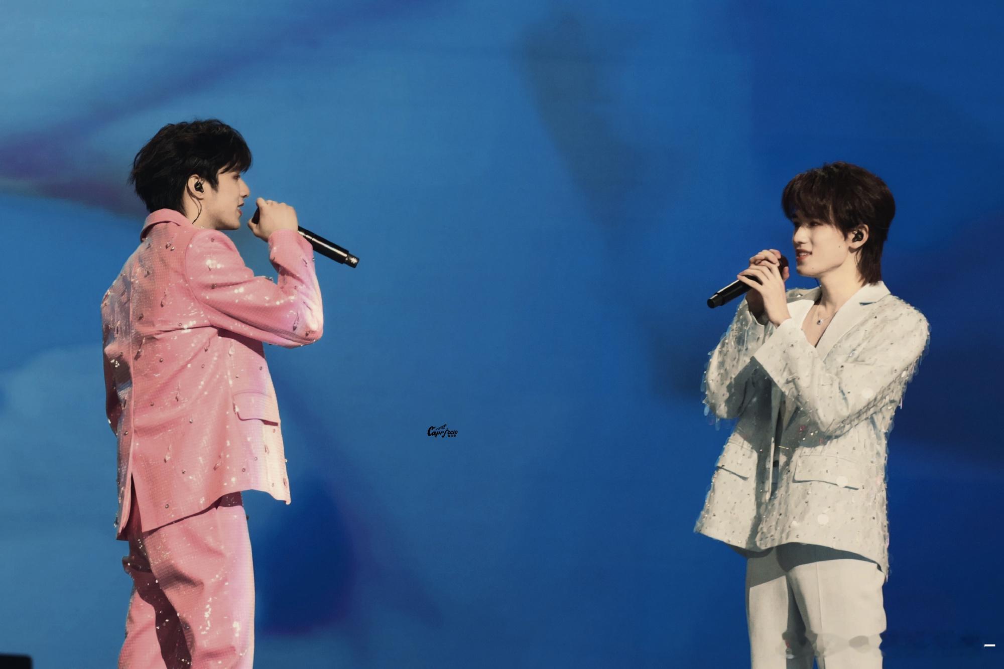 文轩 🐺🐟文轩世界第一初恋 “就这表情！算了别拍了你们先出去一下”烟花升停在