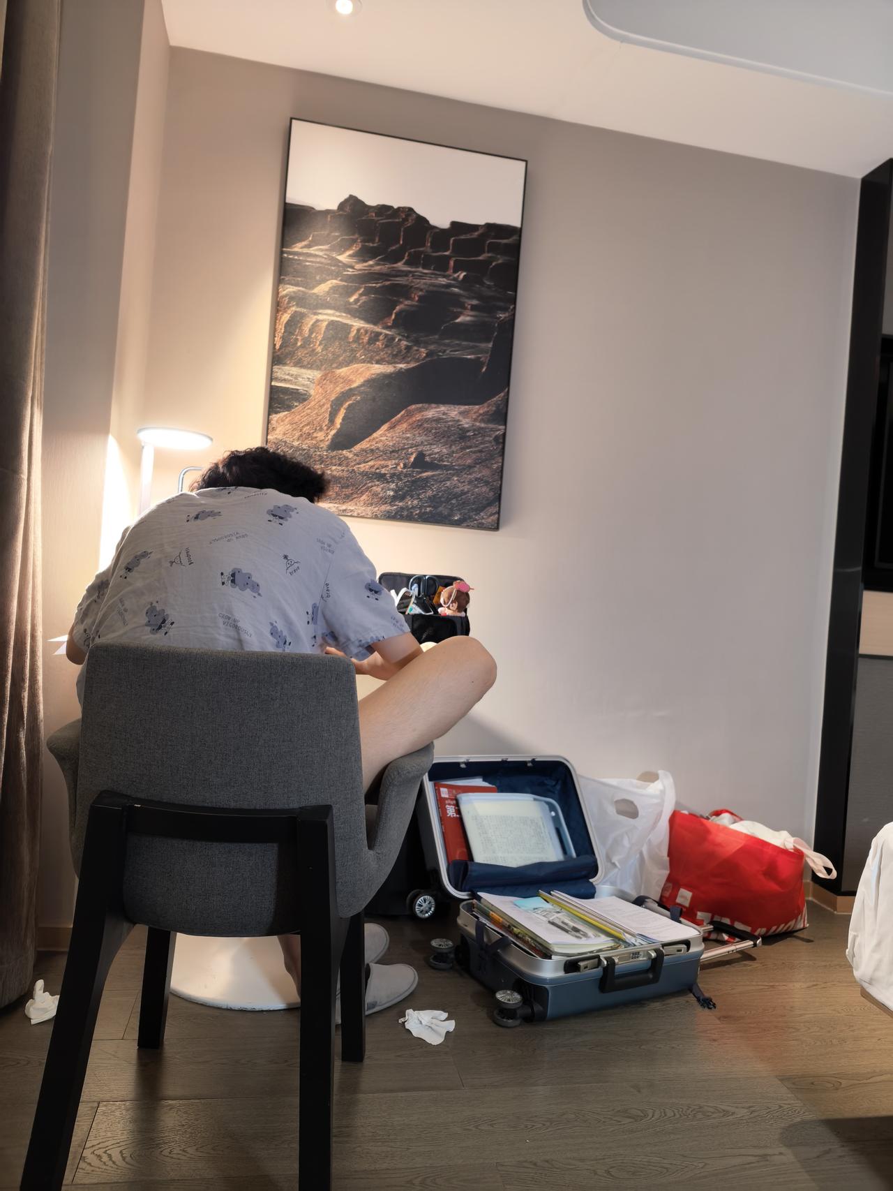 明日高考，小伙子今天晚上无比用功。刚才还说，好多没学呀。
早知今日，何必当初？！