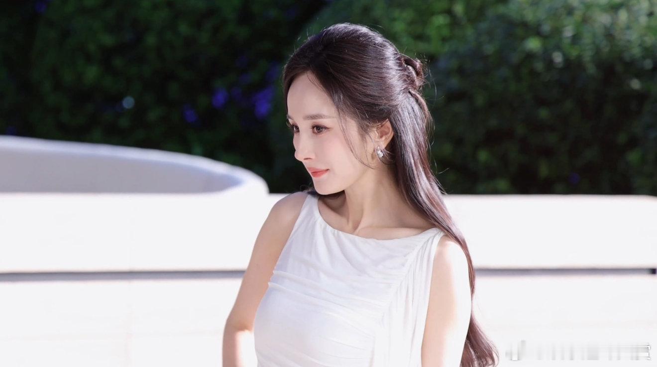 杨幂白裙造型梦回夏晚晴 看到幂姐穿白色无袖长裙半扎发，瞬间梦回夏晚晴，温柔清雅又