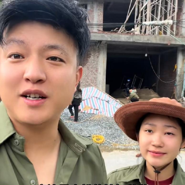 小松和秋秋在越南省城安沛建民宿，三层楼封顶在即，钢筋已经绑好了，小松的妈妈也参与