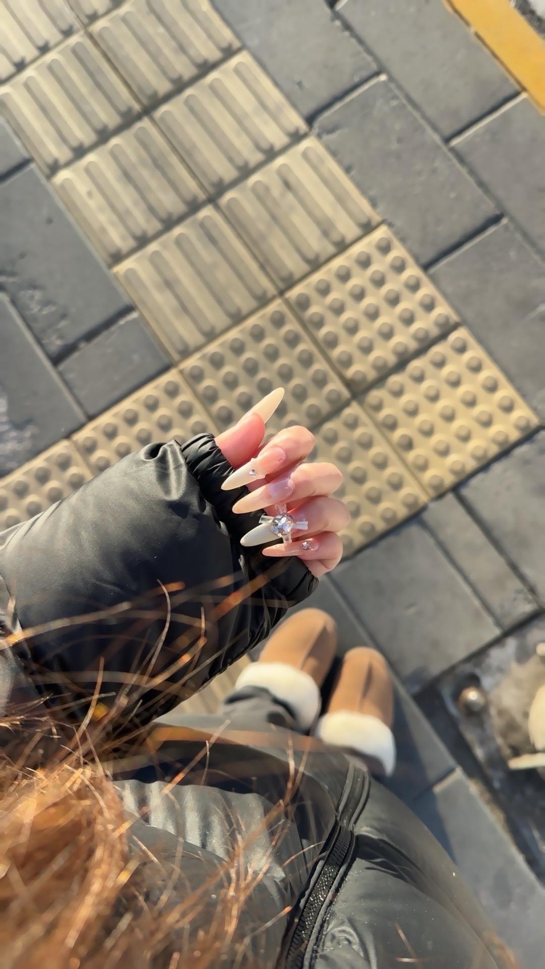 看看你的美甲 新年快乐