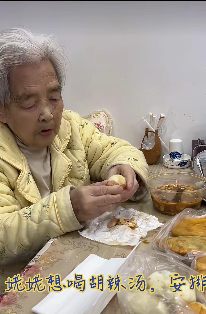 看云昊的视频，最打动人的就是他对姥姥的那份真心。生活号里几乎全是姥姥的日常，一老