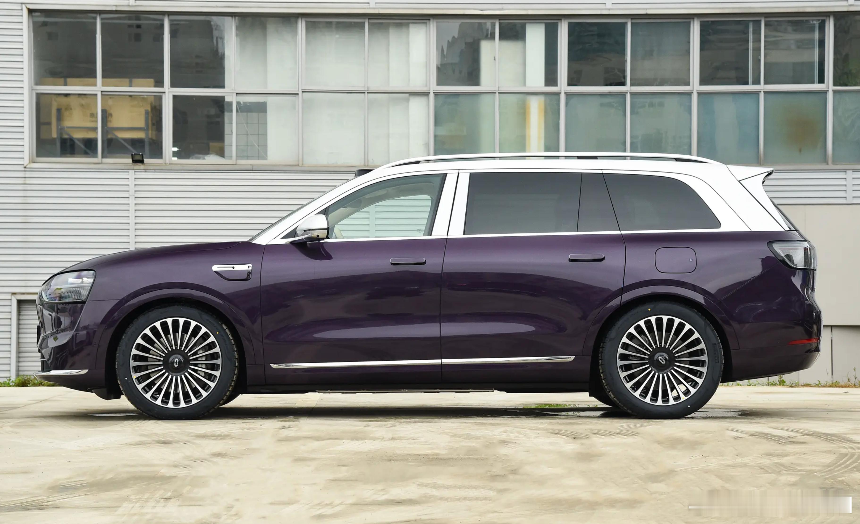 奕境的第一款车，定名「奕境 X9」。侧面看和问界 M9 还真有几分相似，尤其是后