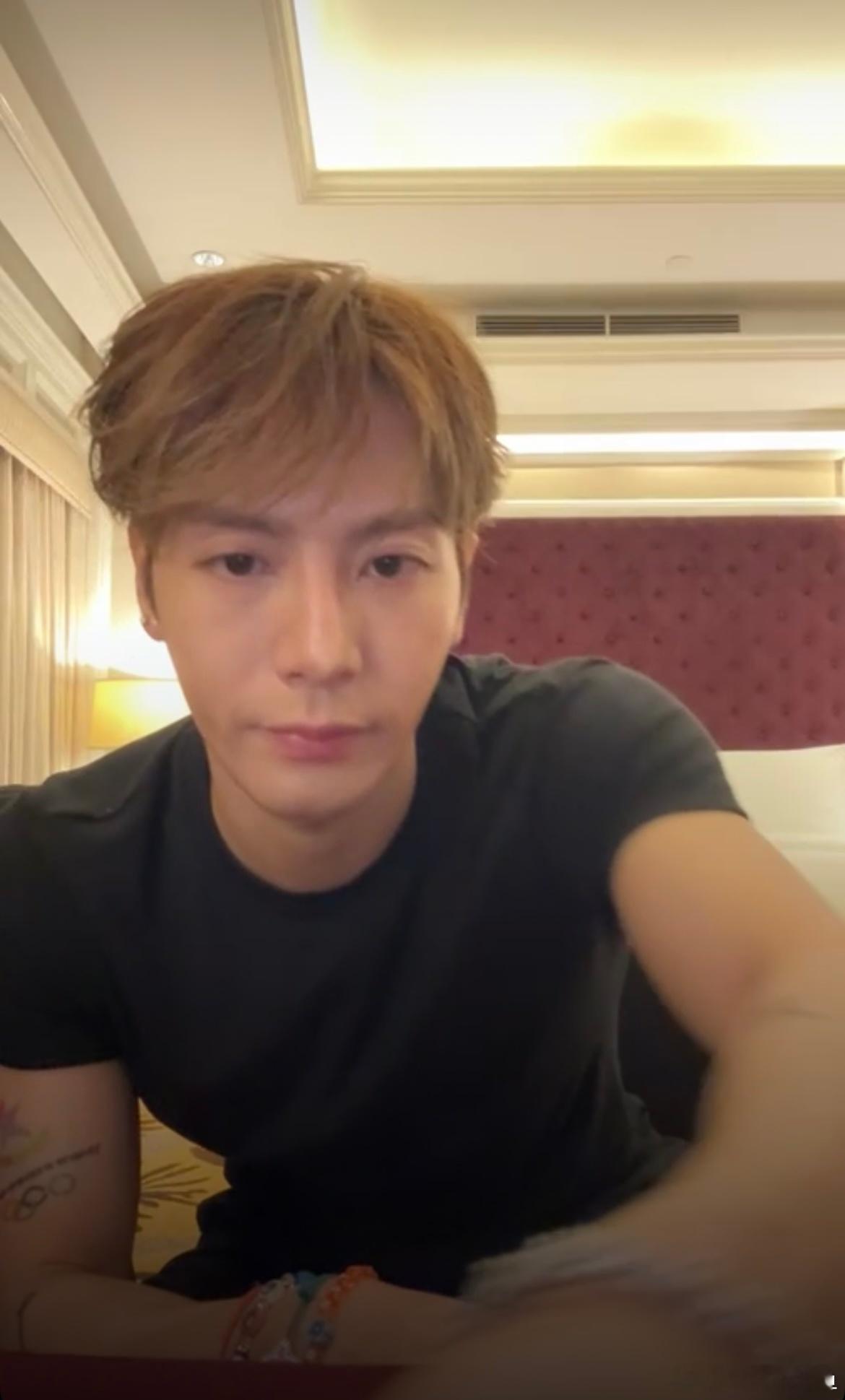 何德何能女友视角看到这么素还是顺毛还是没戴眼镜的王嘉尔啊啊啊啊啊[抓狂][抓狂]