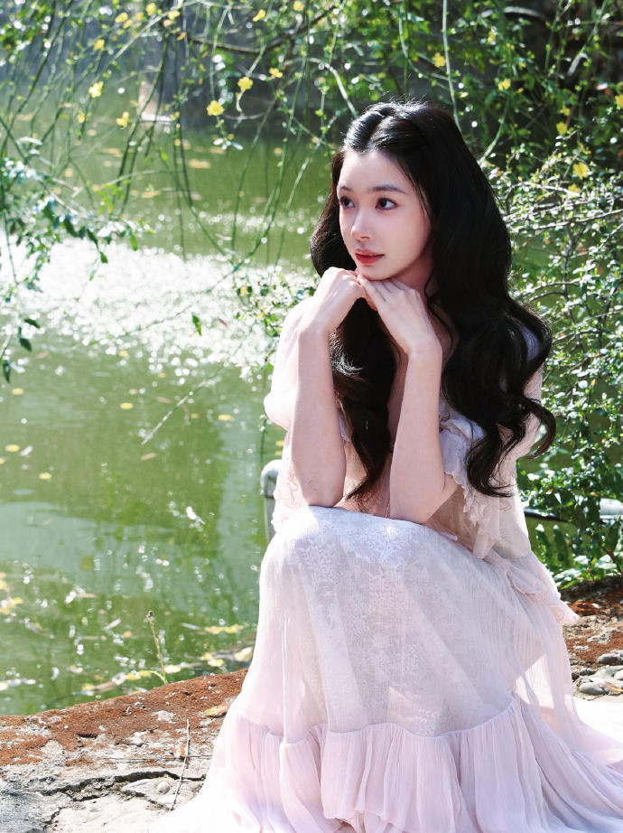 易梦玲纱裙公主头造型易梦玲告白造型路透 易梦玲告白造型路透，易梦玲纱裙公主头造型