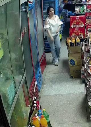 两口子吵架后冷战了好几天，谁都不愿意理谁？
这天老婆突然拦住老公主动妥协认错并抱