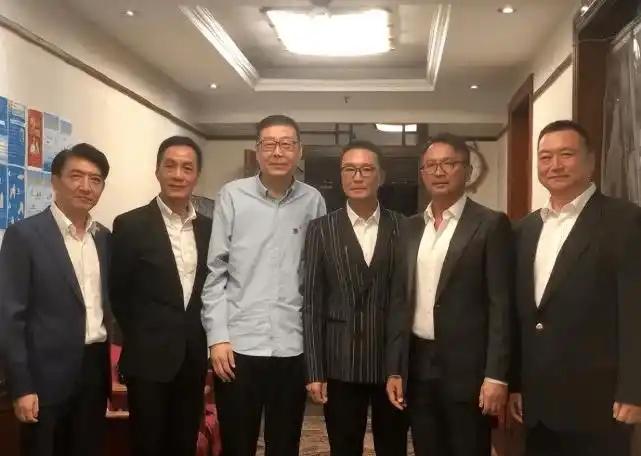 这张珍贵的老照片，我一眼就认出了高大修伟、戴着眼镜的前北京人民艺术剧院院长任鸣，