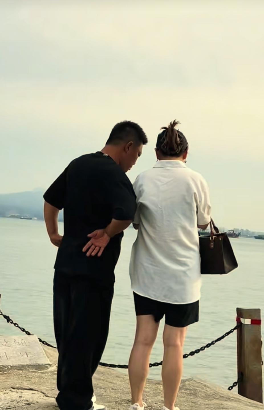 说好的一起出去吹海风、看日落、吃海鲜，结果贺探长被当成了电灯泡，被白兄弟和白嫂晾