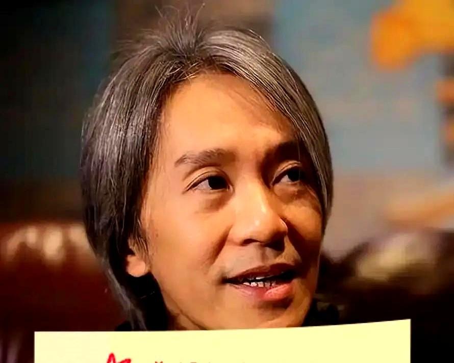 今天刷到猫眼那组数，还是有点发怔。
`《功夫女足》`的预测从30.45亿又压到2