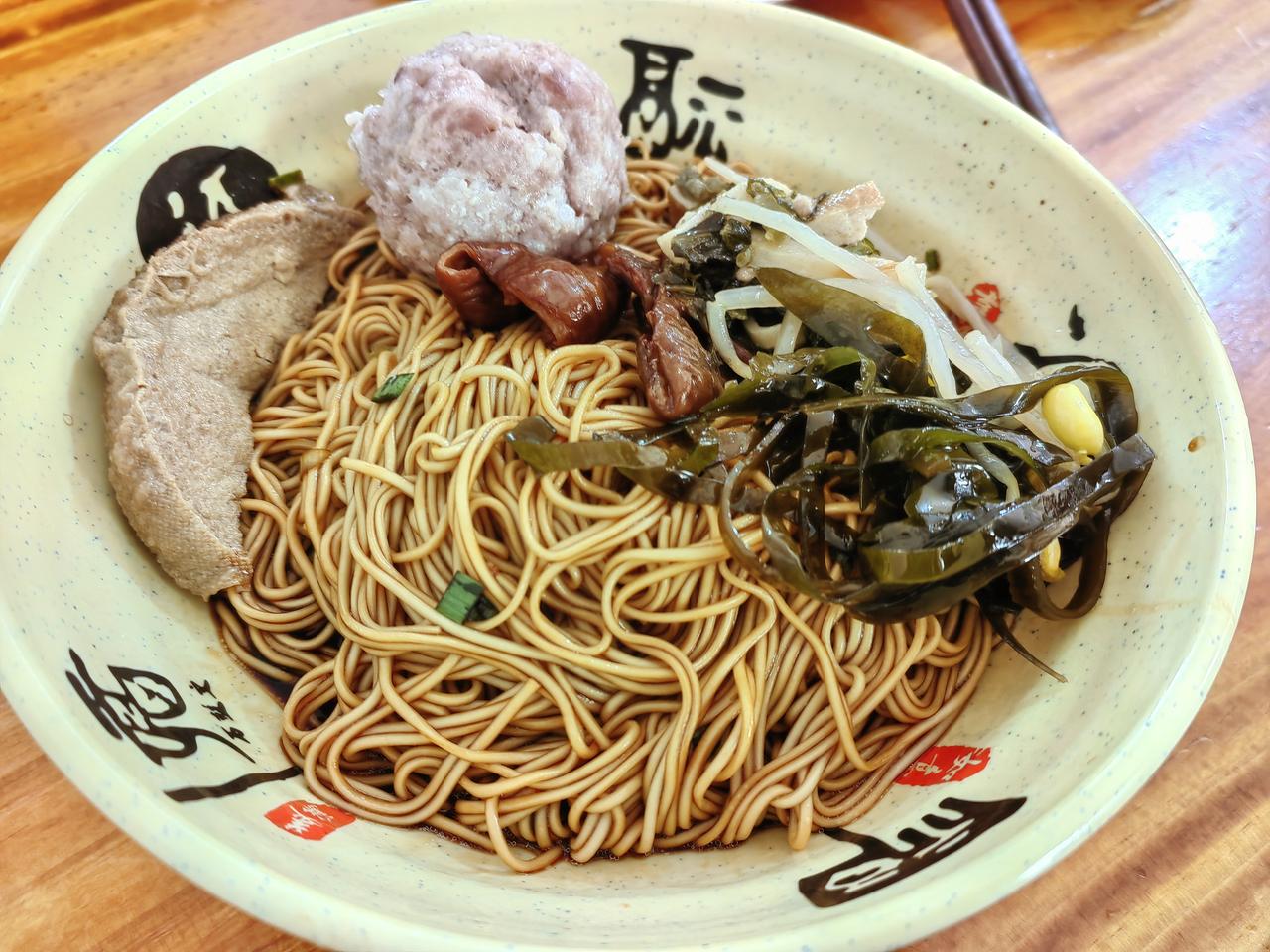 早上去湖塘何留春秋面馆吃早酒。点了些过桥浇头，无非长肠（这里的长肠煨得不错，烂却
