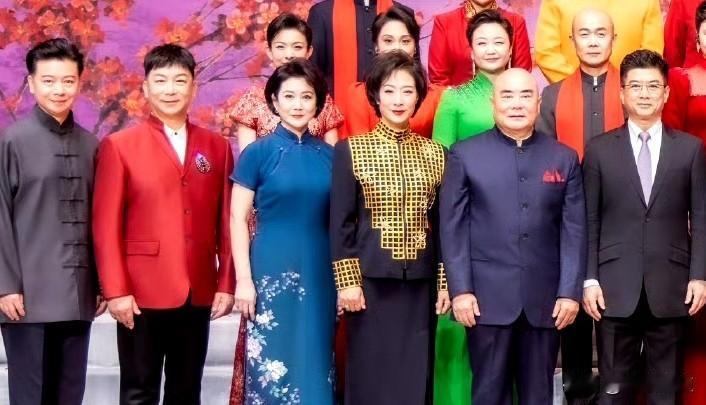 六位京剧名家同台，肯定是一场视觉与听觉的盛宴。
要说你最迷恋谁？还真难选，他们都