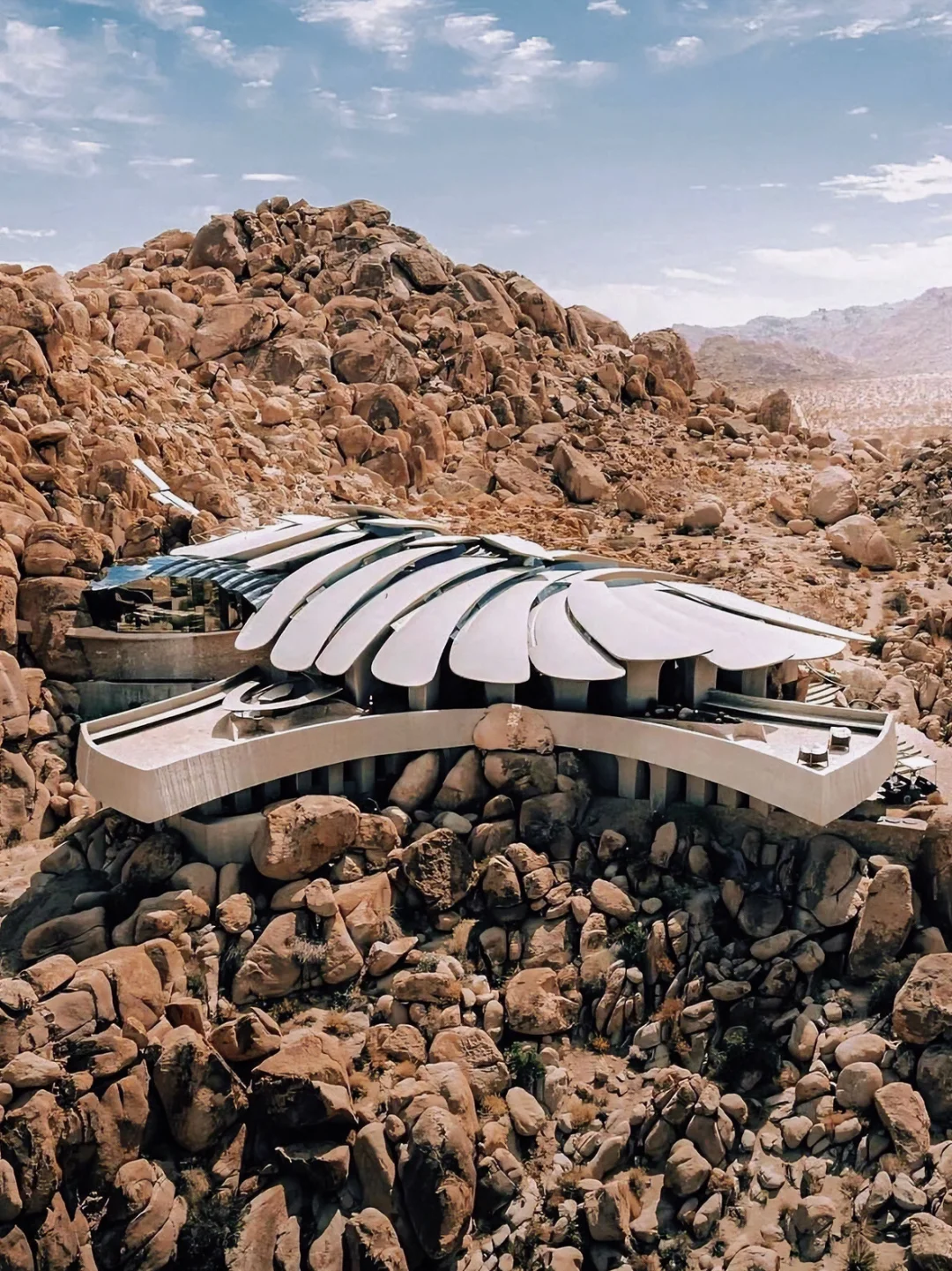 美国🇺🇸住进荒野巨型骨骸建筑是种什么体验