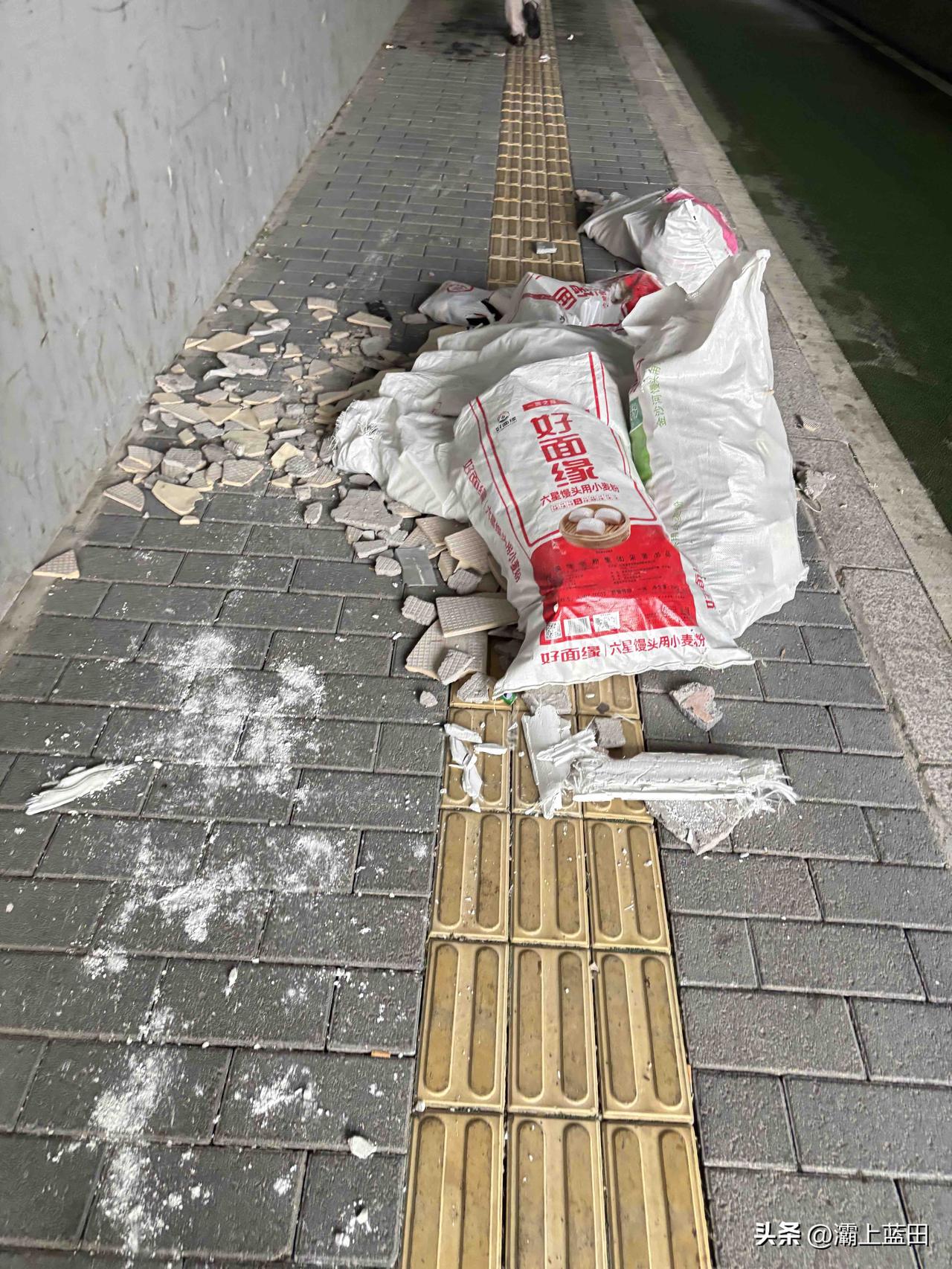 昨天下班，在西安北二环文景路桥下看到的，建筑垃圾被扔在人行道上，这个应该能查出来