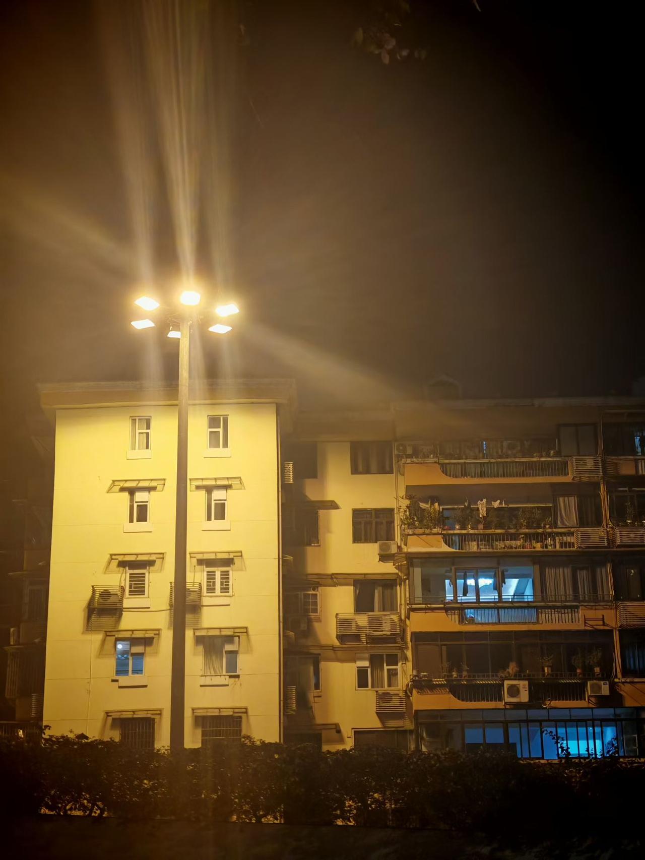 路的一边是向往，另一边则是人间烟火。人习惯在眺望远方的理想，追逐那些闪闪发光的梦