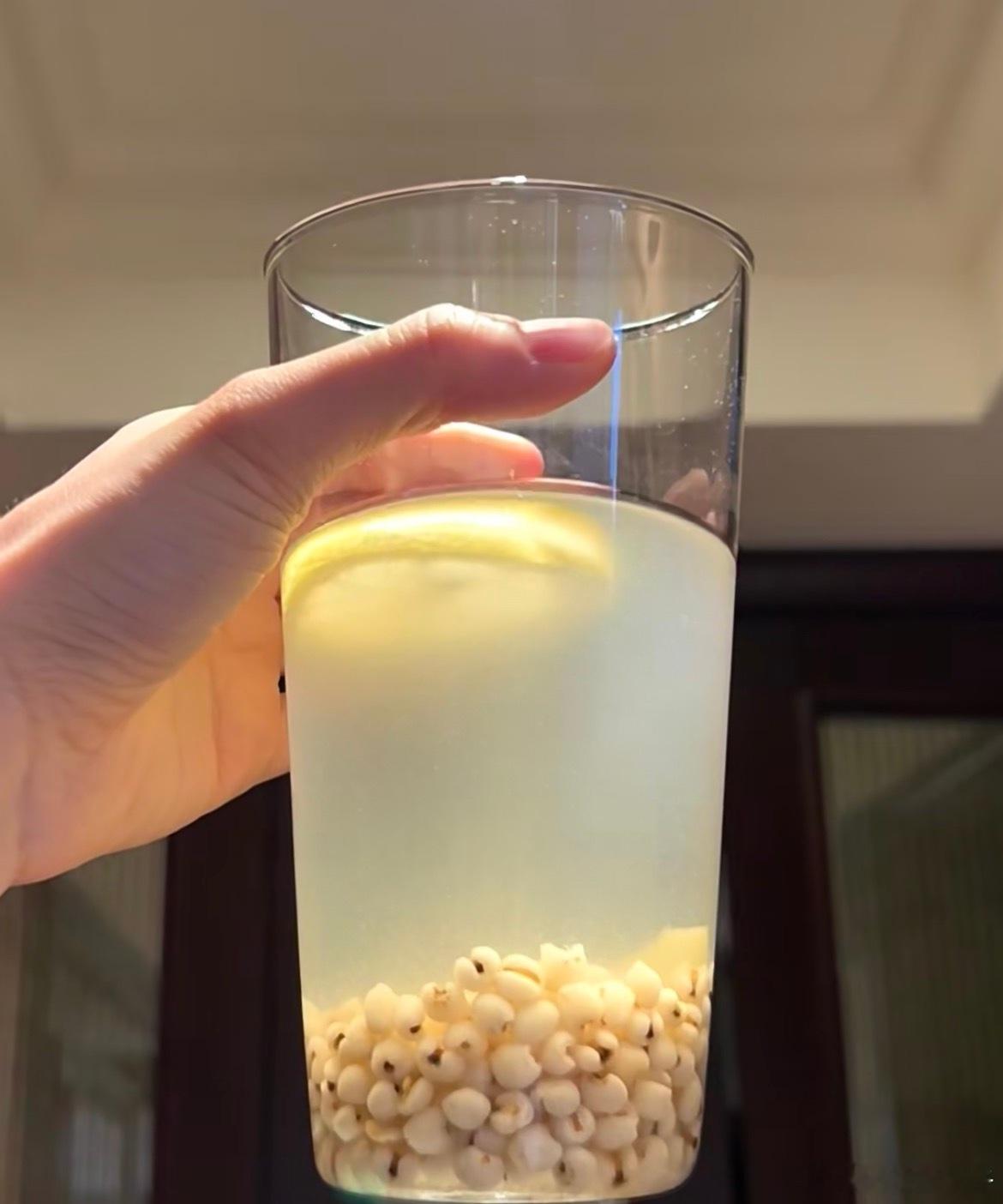 薏米轻得无声 瘦得离谱第一个把薏米水和牛奶凑一起的人，我谢谢你🙏想要曼妙身材就