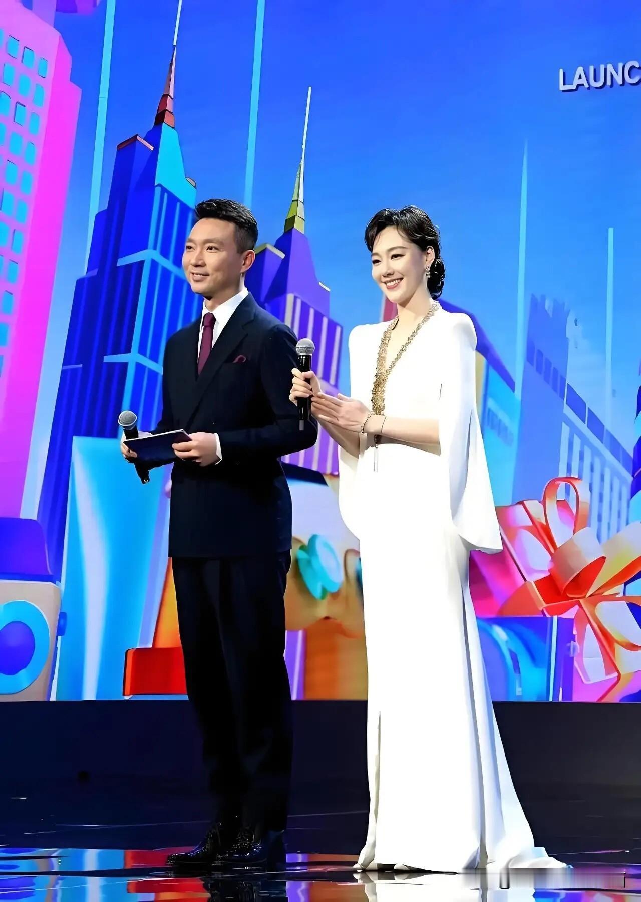 这是比倪萍和李红都要美的一位主持人，和康辉在舞台上熠熠生辉，她一定是一位很有才华