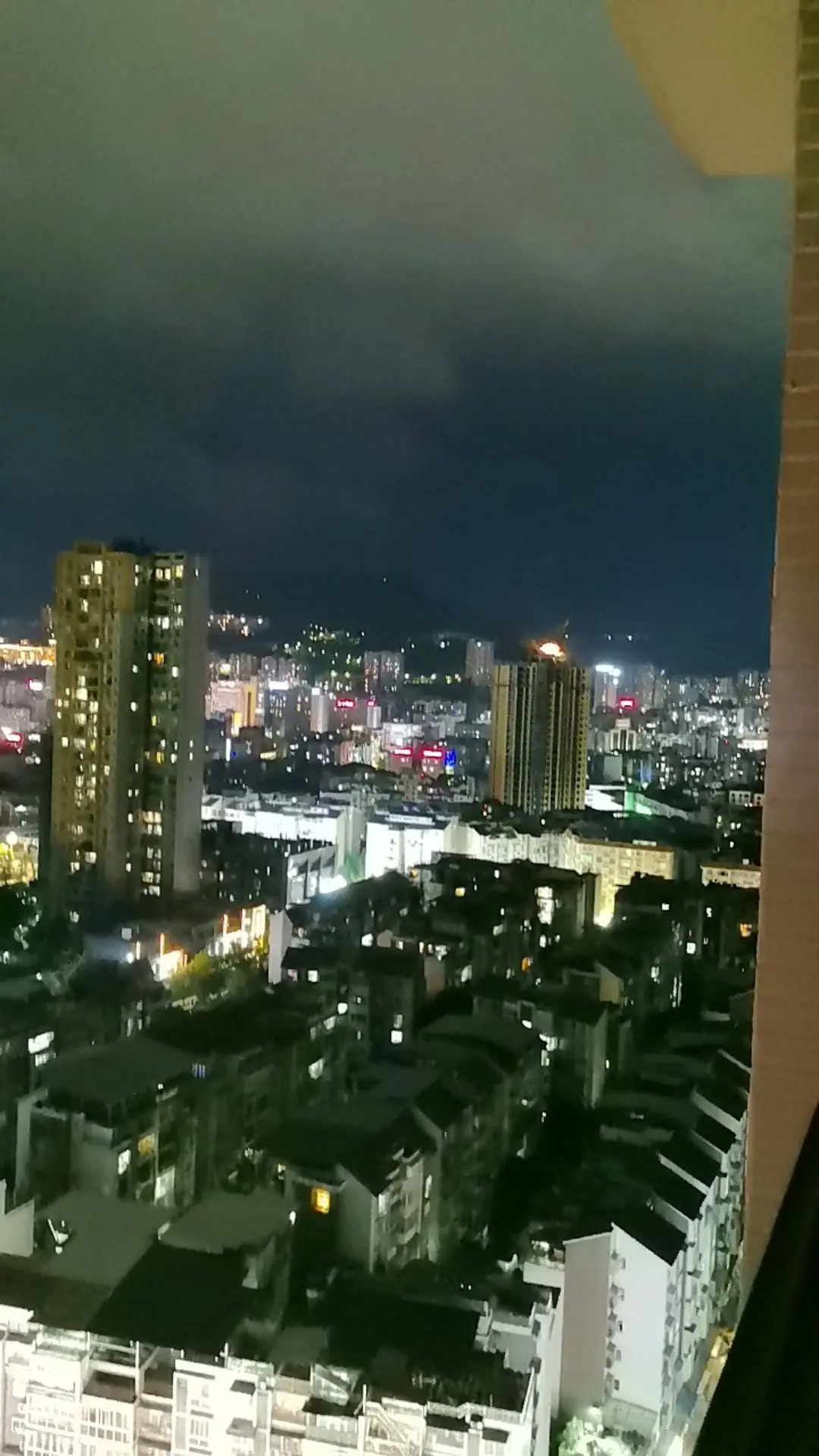 天空有些暗了暗的刚刚好，我难过的样子就没人看到