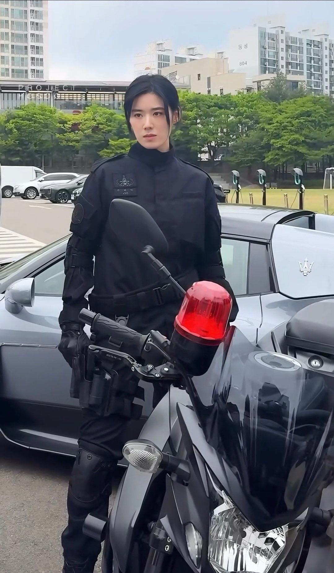 好帅的女特警！