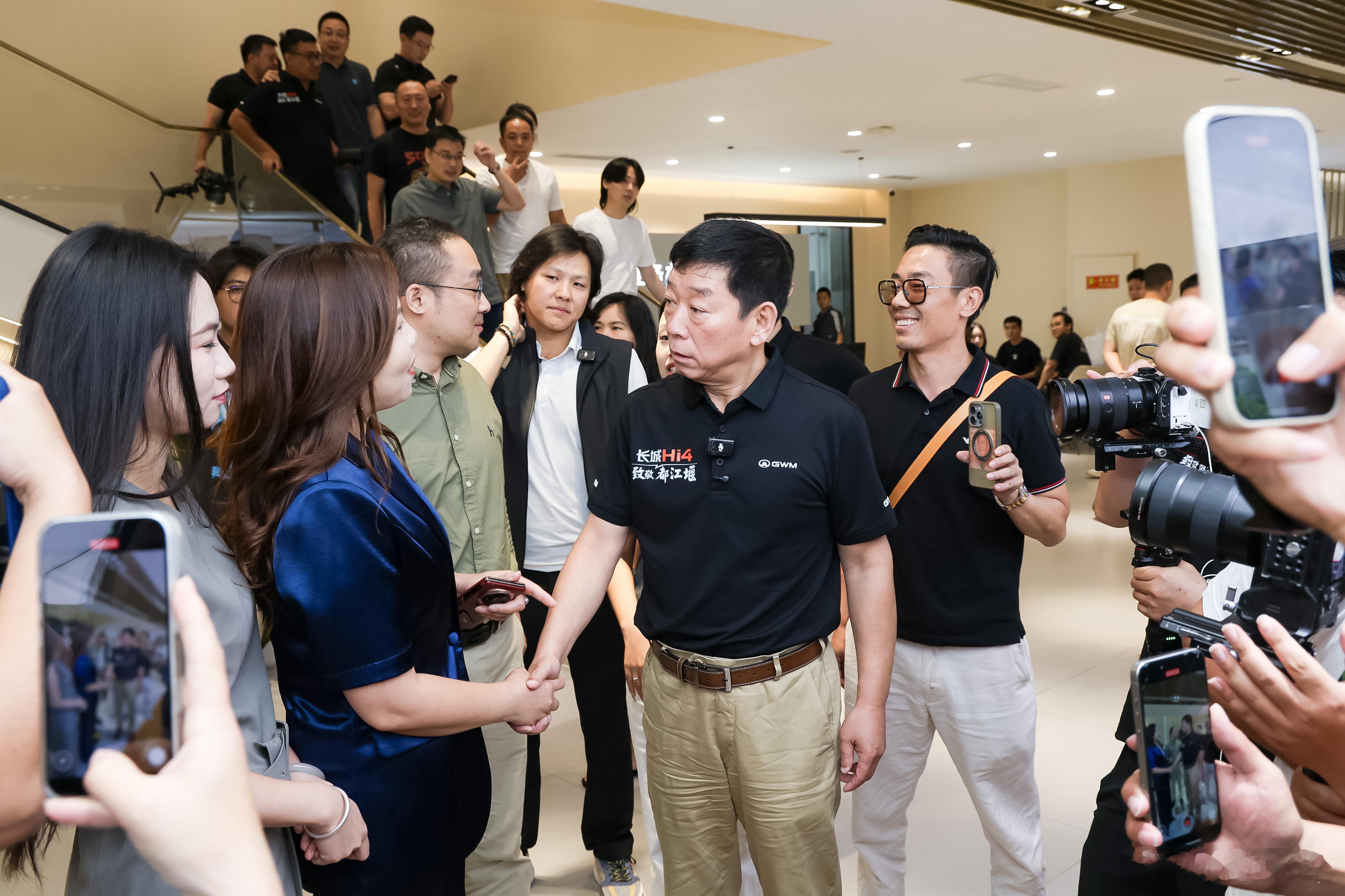 小李飞车 全新坦克500上市，魏总和央视在都江堰直播，我偏不用票，咱免费，又给魏